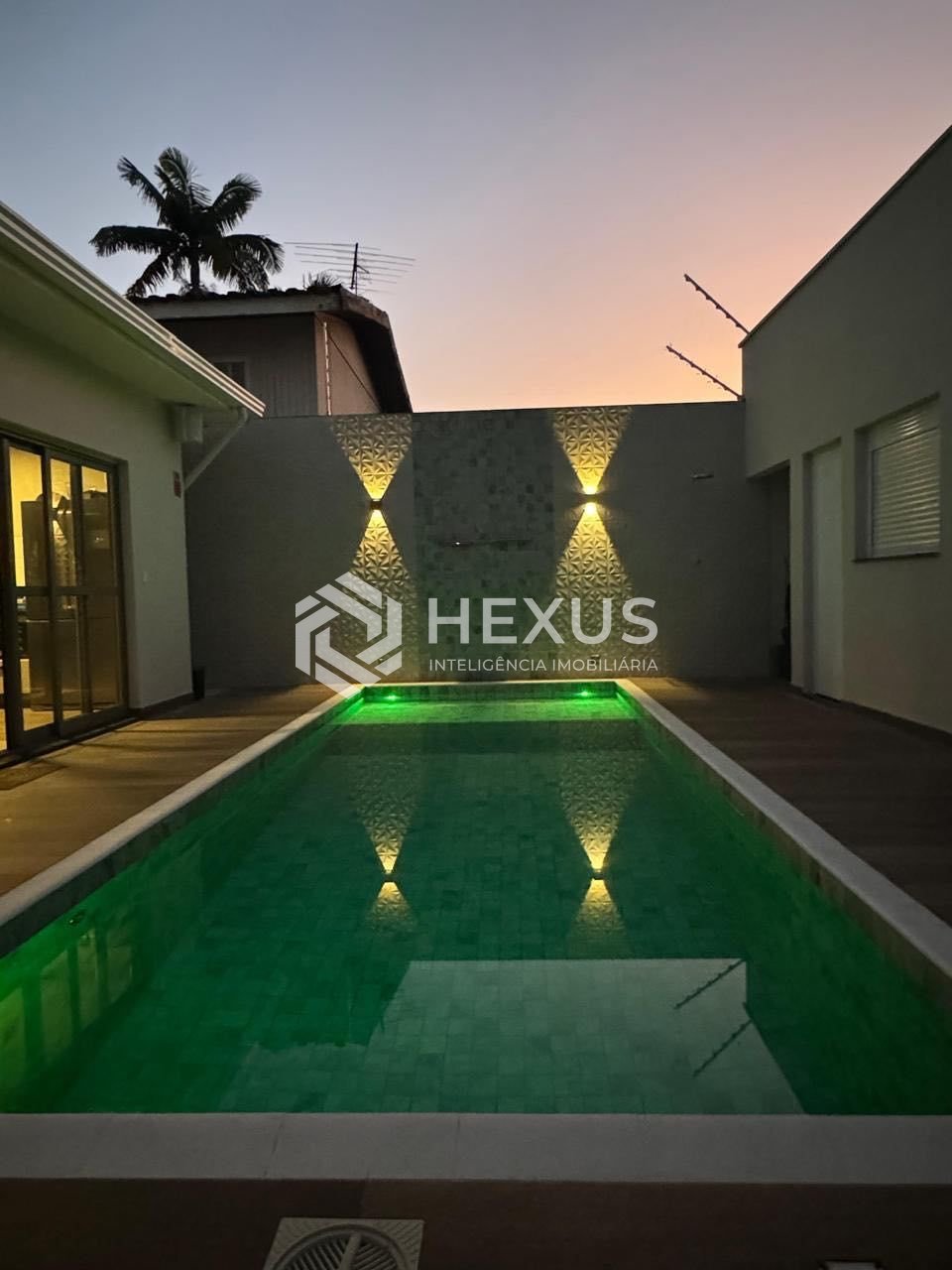 Foto 2 de Casa reformada com piscina aquecida e área gourmet em Jardim Virgínia, Guarujá