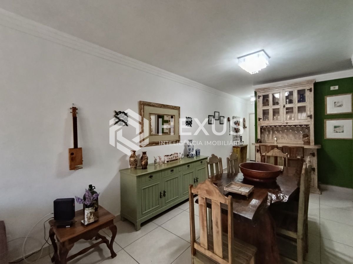 Foto 5 de Apartamento reformado com varanda a 350m da praia na Enseada, Guarujá