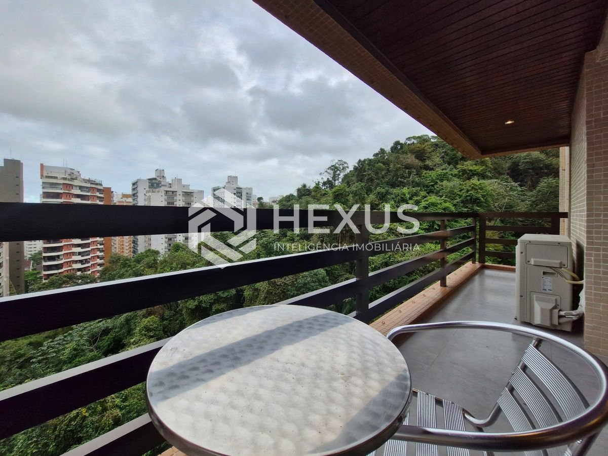 Foto 3 de Apartamento reformado com varanda e lazer nas Pitangueiras, Guarujá