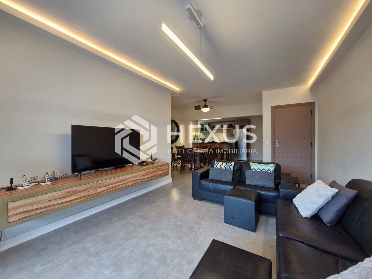 Foto 5 de Apartamento reformado com varanda e lazer nas Pitangueiras, Guarujá
