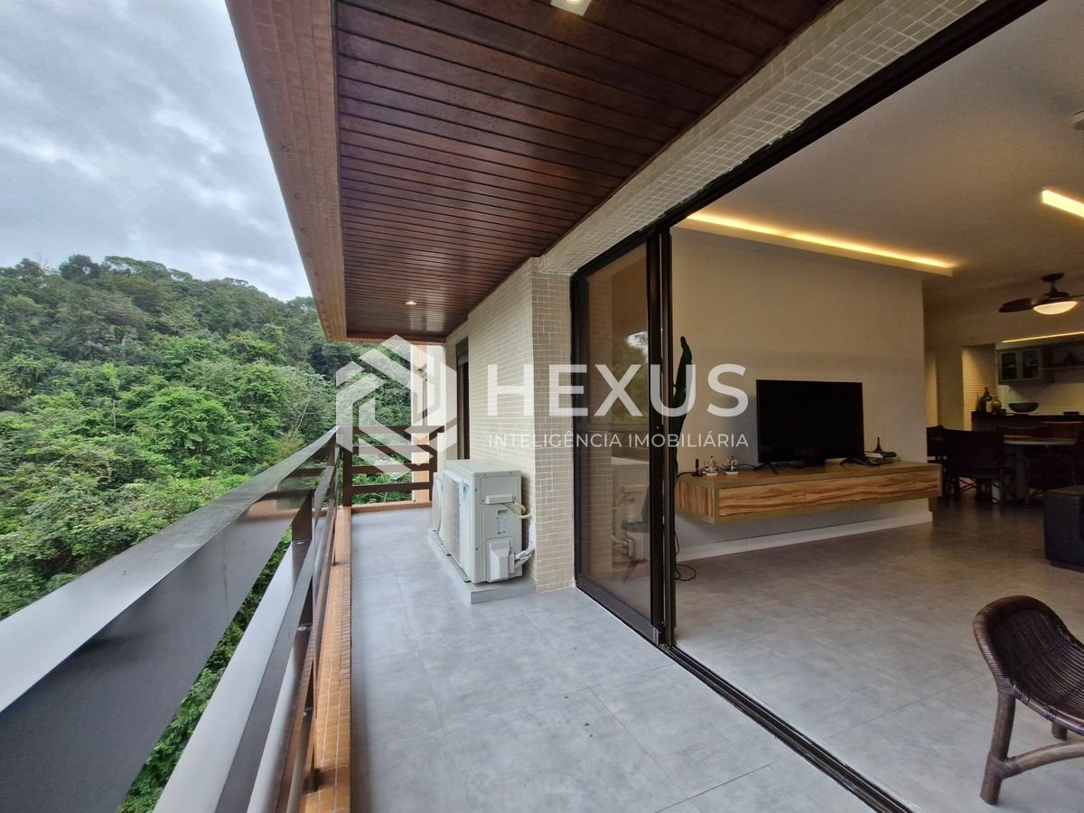 Foto 4 de Apartamento reformado com varanda e lazer nas Pitangueiras, Guarujá