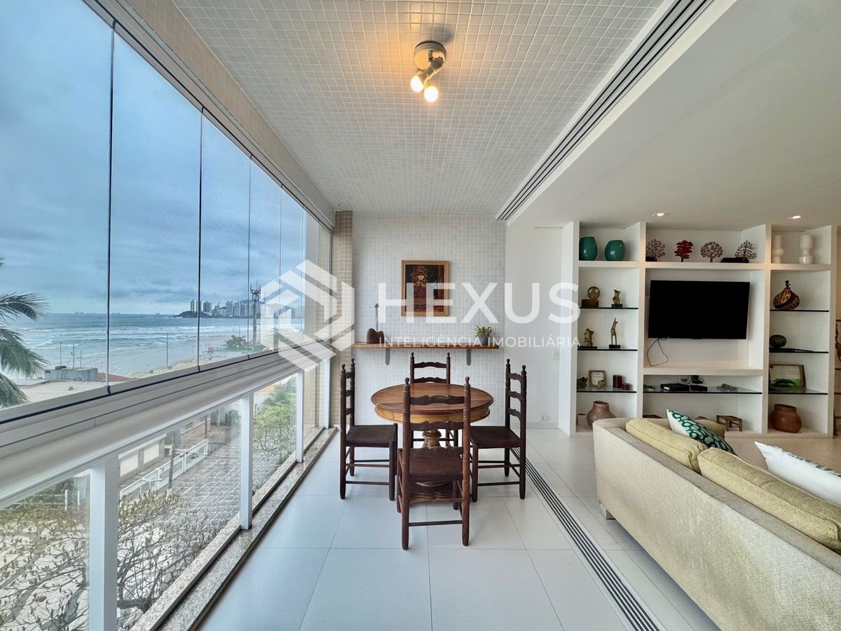 Foto 3 de Apartamento reformado frente mar com varanda vista mar e lazer nas Pitangueiras, Guarujá