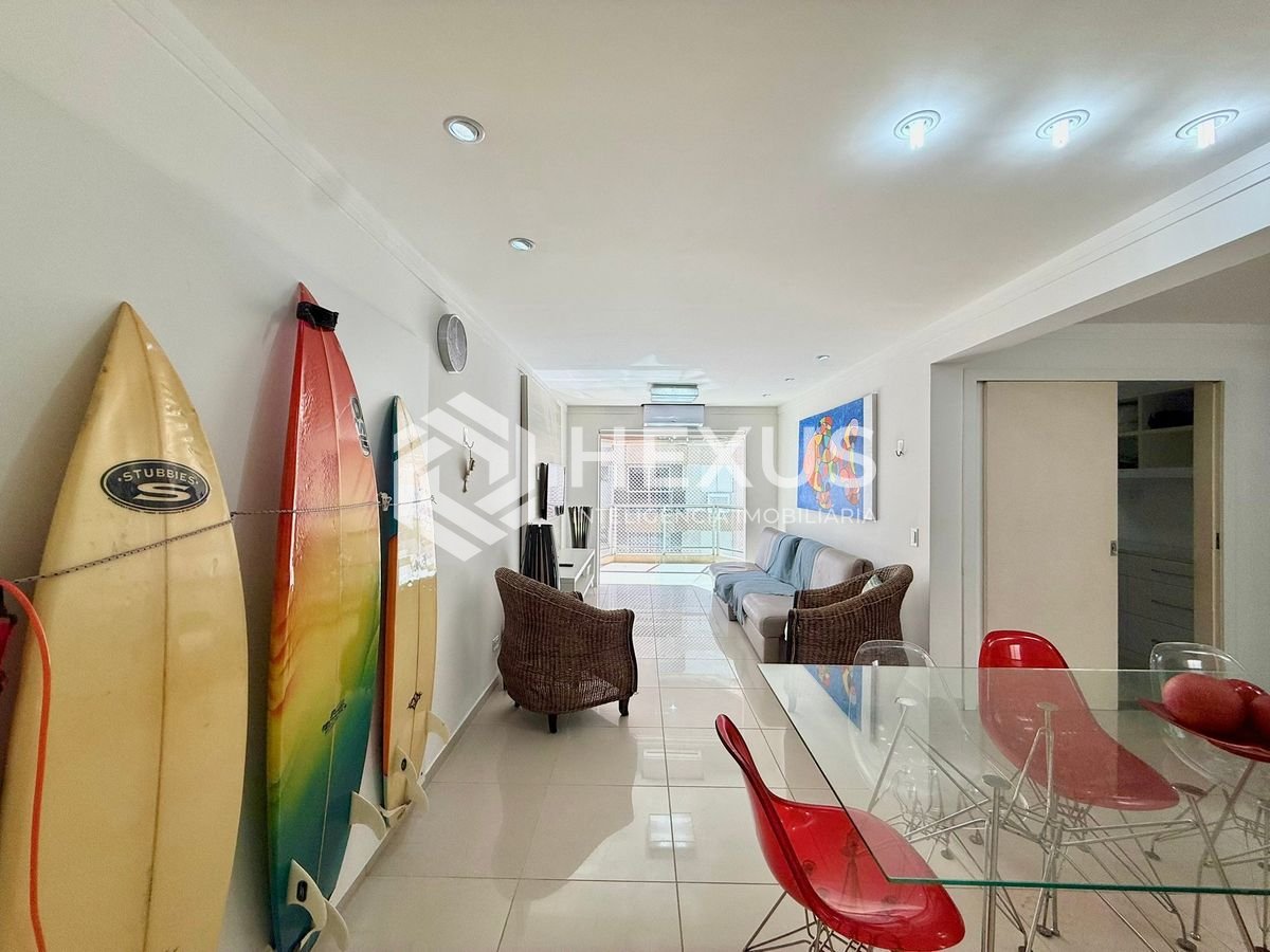 Foto 4 de Apartamento reformado com varanda e lazer a 150m da praia na Enseada, Guarujá