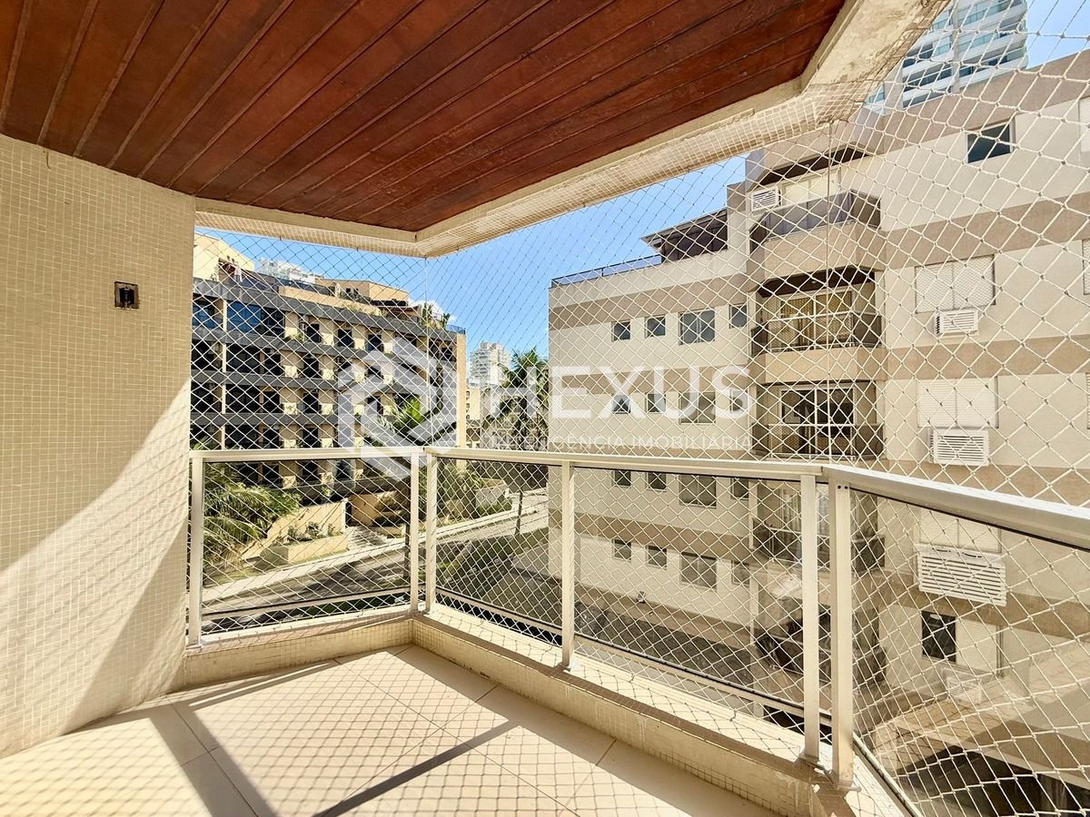 Foto 3 de Apartamento reformado com varanda e lazer a 150m da praia na Enseada, Guarujá
