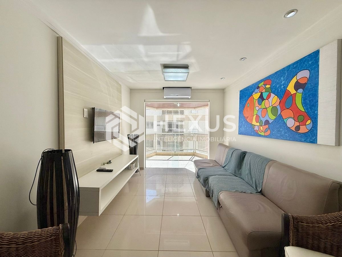 Foto 2 de Apartamento reformado com varanda e lazer a 150m da praia na Enseada, Guarujá