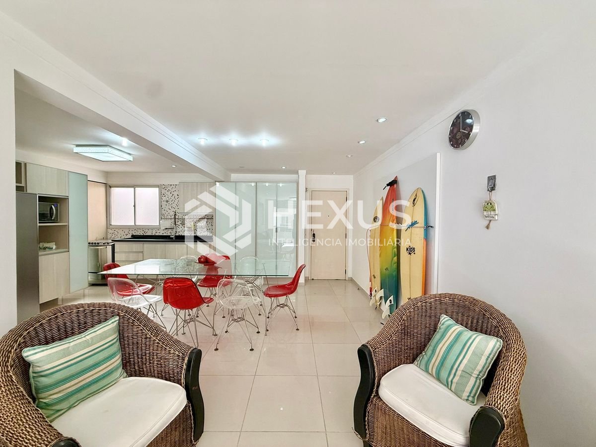 Foto 5 de Apartamento reformado com varanda e lazer a 150m da praia na Enseada, Guarujá