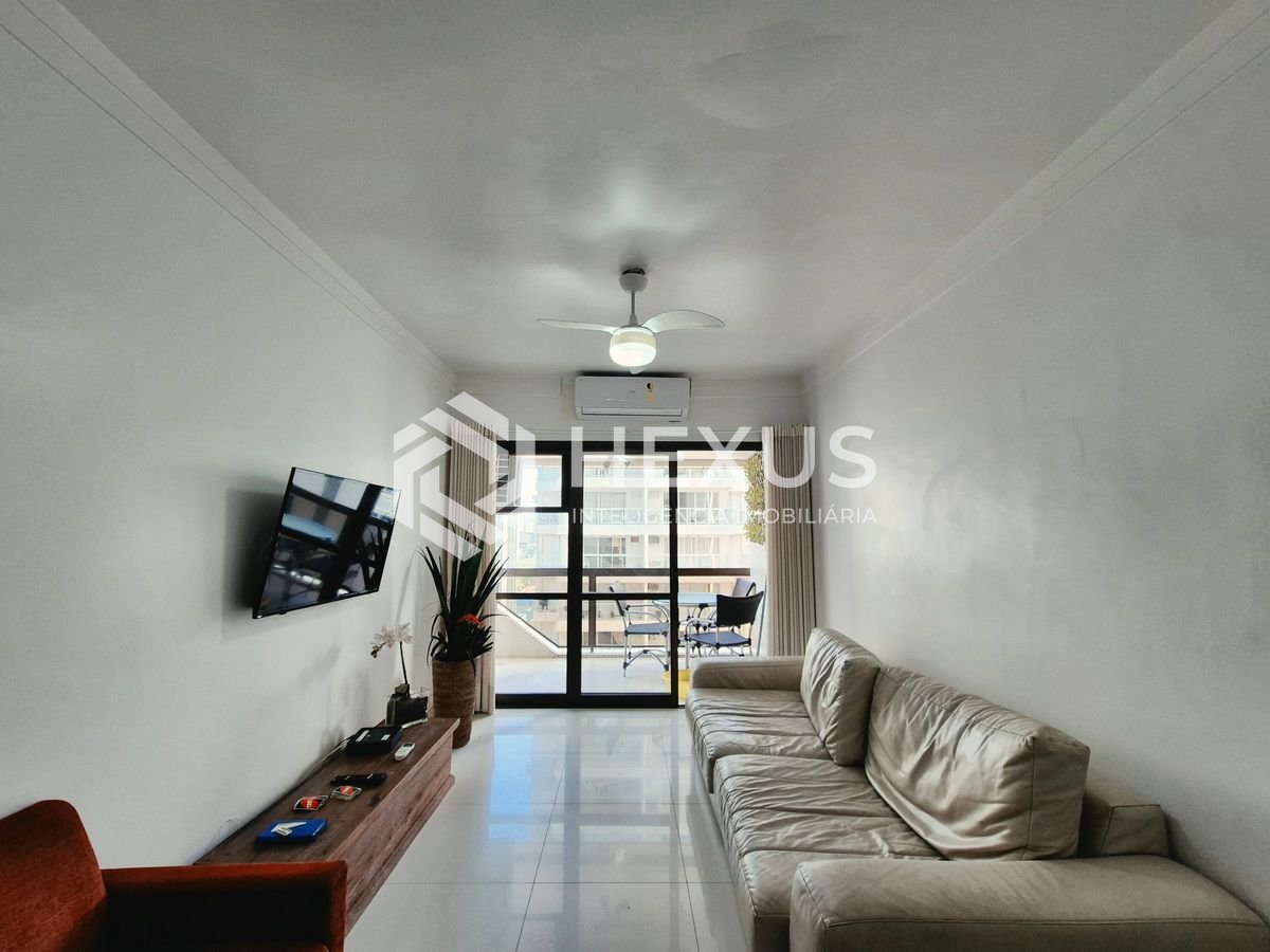 Foto 4 de Apartamento com varanda e lazer a 200m da praia nas Pitangueiras, Guarujá