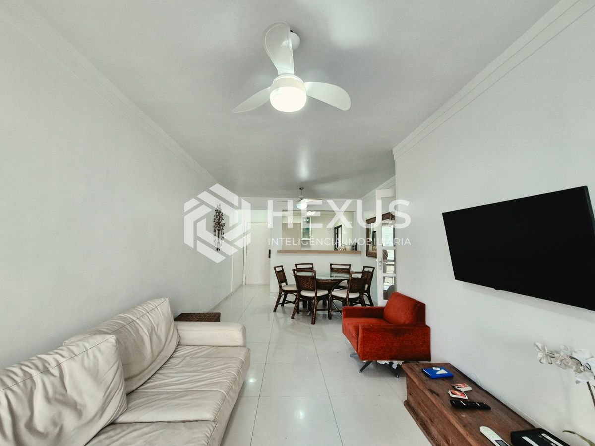 Foto 3 de Apartamento com varanda e lazer a 200m da praia nas Pitangueiras, Guarujá