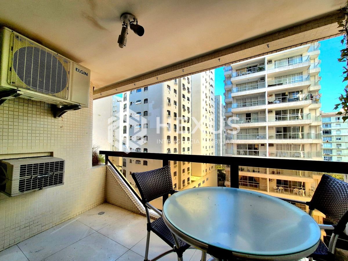 Foto 2 de Apartamento com varanda e lazer a 200m da praia nas Pitangueiras, Guarujá