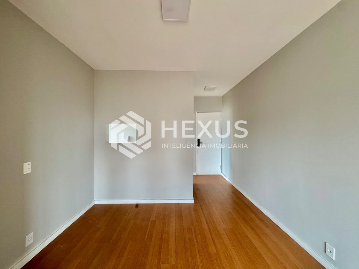 Foto 5 de Apartamento reformado com varanda e lazer na Enseada, Guarujá