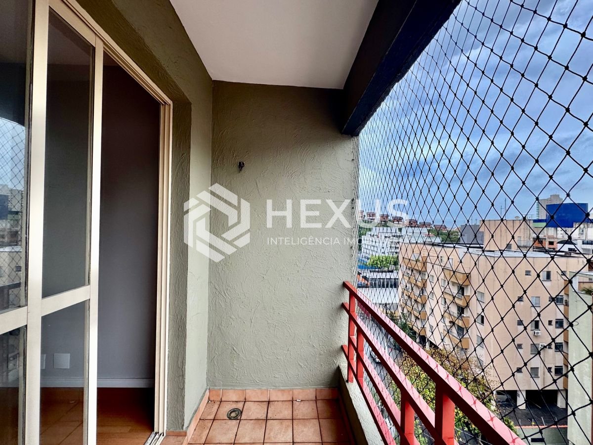 Foto 4 de Apartamento reformado com varanda e lazer na Enseada, Guarujá