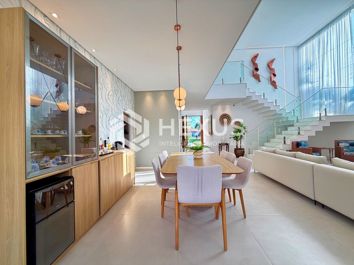 Foto 5 de Casa de alto padrão com piscina e área gourmet no Jardim Acapulco, Guarujá.