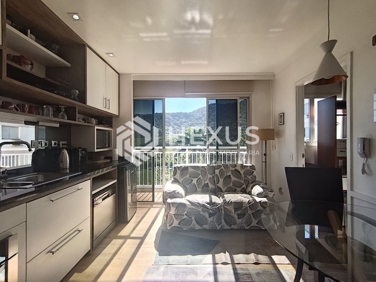 Foto 3 de Apartamento com varanda e lazer a 400m da praia na região do Tortugas na Enseada, Guarujá