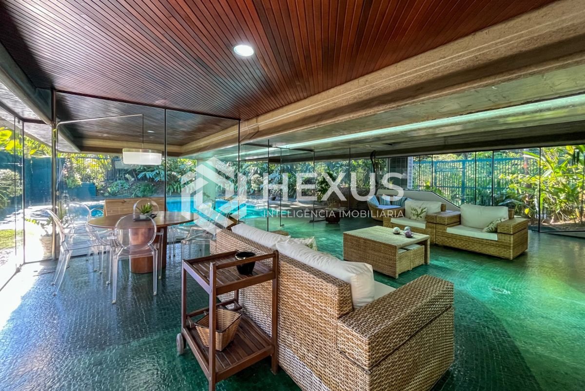 Foto 3 de Casa térrea moderna com piscina e jardim, no Balneário Pernambuco, Guarujá