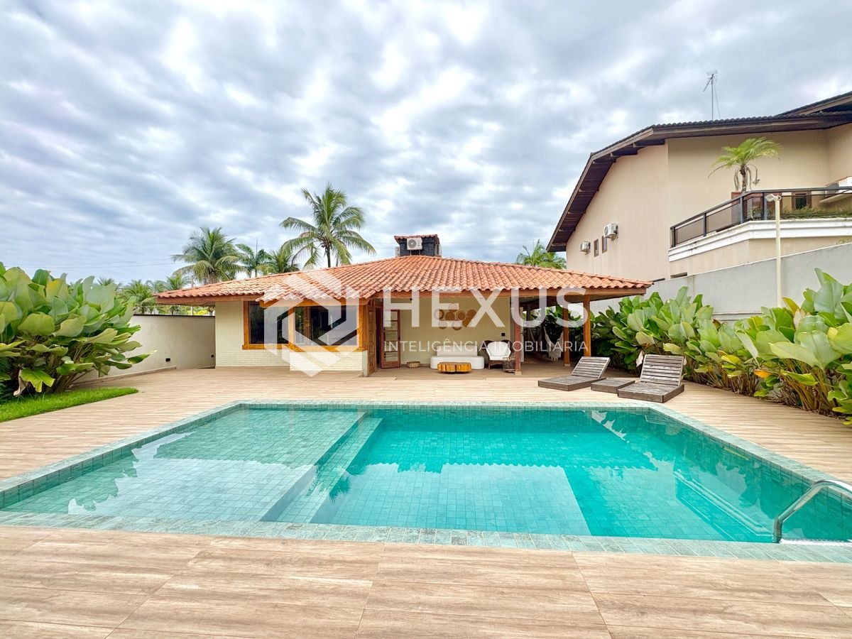 Foto 3 de Casa reformada com piscina e área gourmet no Jardim Acapulco, Guarujá