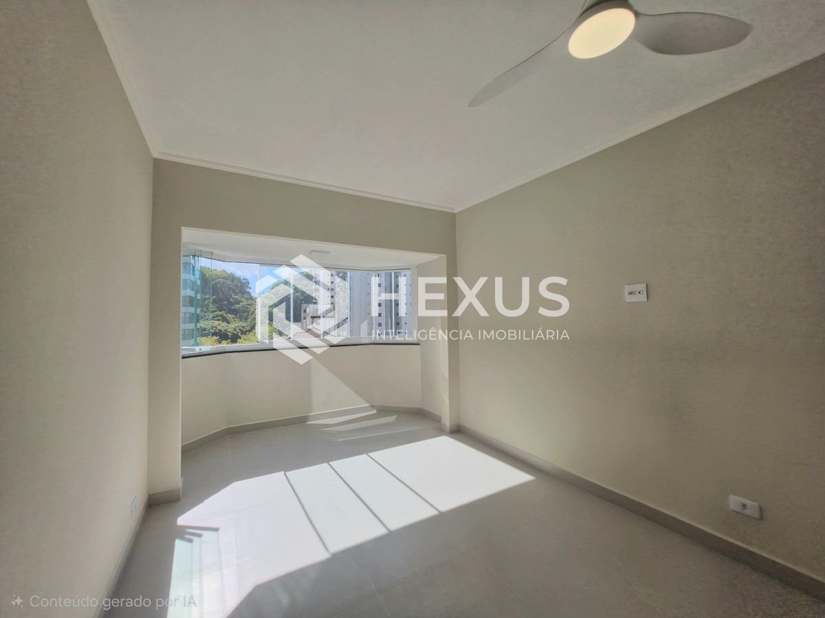 Foto 4 de Apartamento reformado com varanda e lazer nas Pitangueiras, Guarujá
