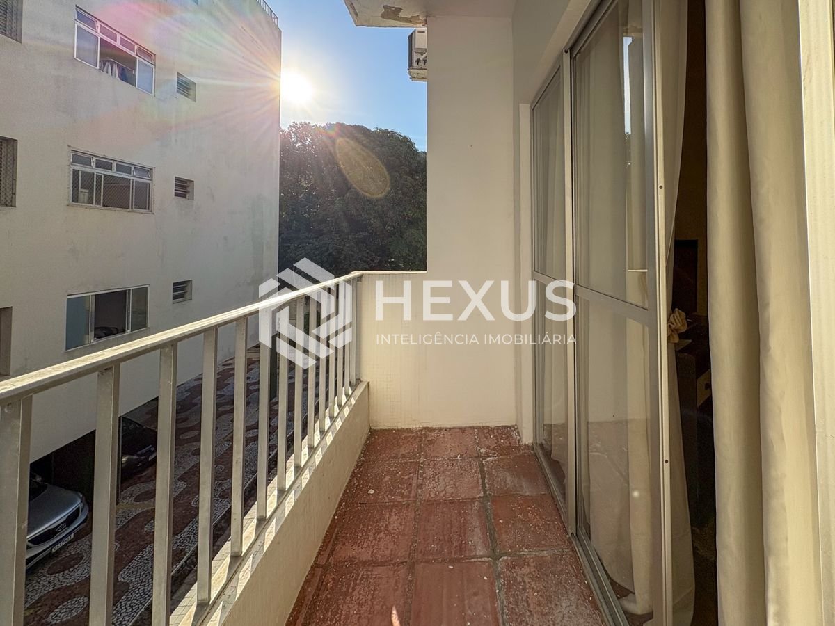 Foto 2 de Apartamento com varanda e lazer a 700m da praia na Enseada, Guarujá