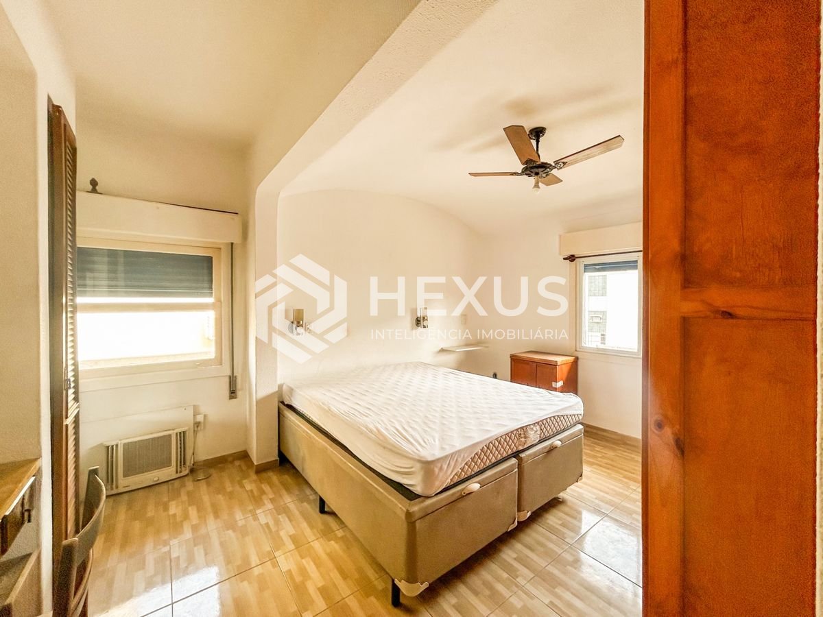 Foto 3 de Apartamento com varanda e lazer a 350m da praia na Enseada, Guarujá