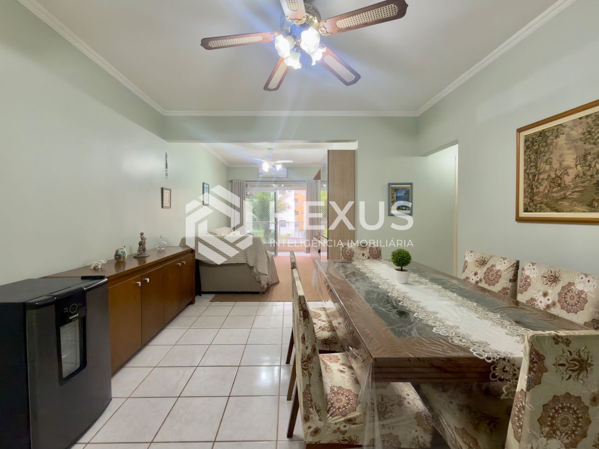 Foto 3 de Apartamento com varanda a 150m da praia na Enseada, Guarujá