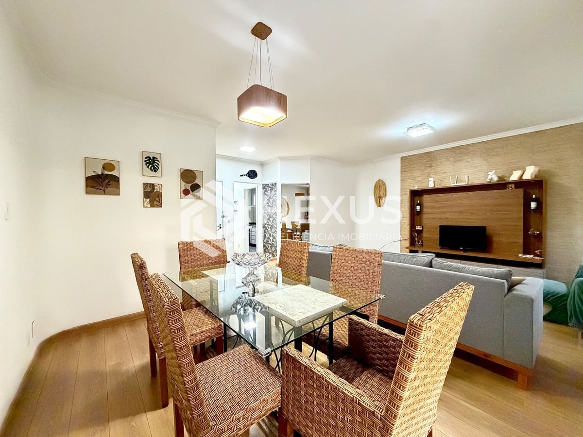 Foto 5 de Apartamento reformado com varanda a 450m da praia na Enseada, Guarujá
