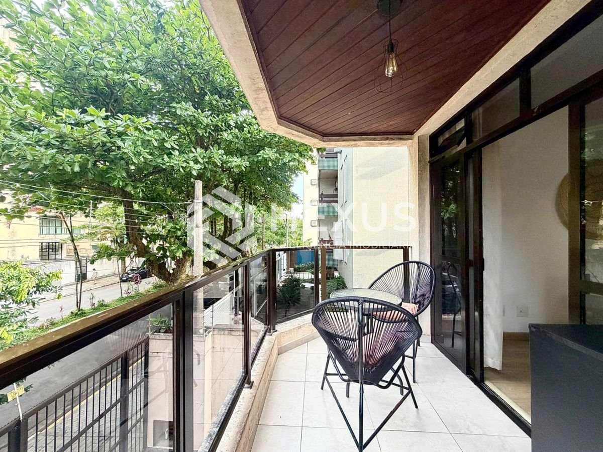 Foto 2 de Apartamento reformado com varanda a 450m da praia na Enseada, Guarujá