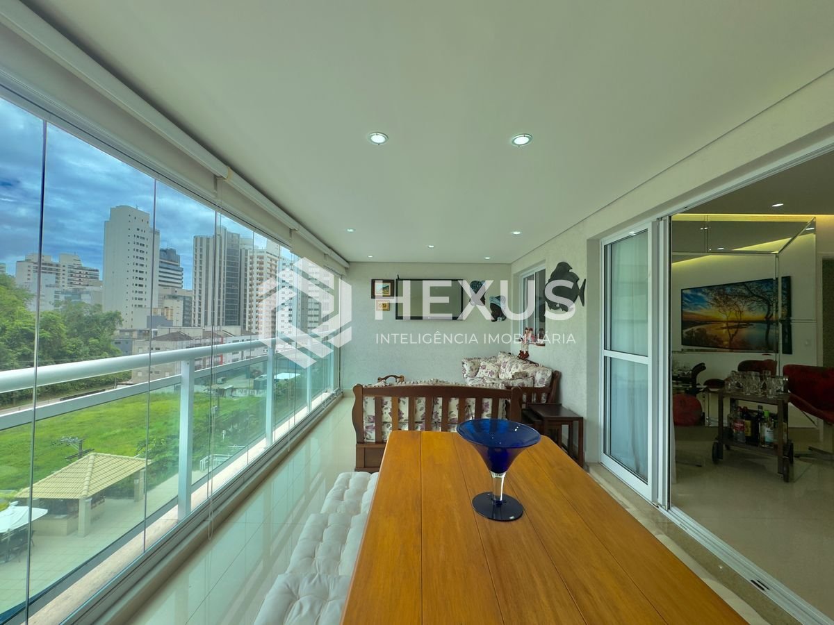 Foto 3 de Apartamento reformado com varanda vista mar e lazer no Jardim Astúrias, Guarujá