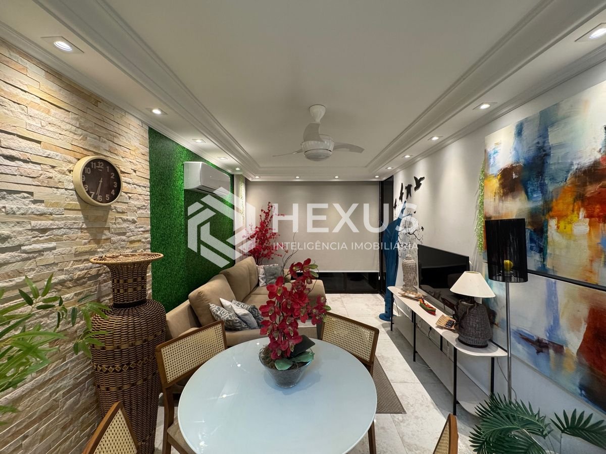 Foto 4 de Apartamento reformado com varanda e lazer a 450m da praia na Enseada, Guarujá