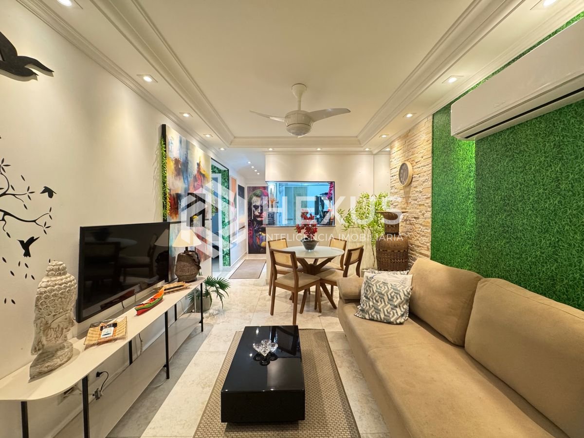 Foto 2 de Apartamento reformado com varanda e lazer a 450m da praia na Enseada, Guarujá