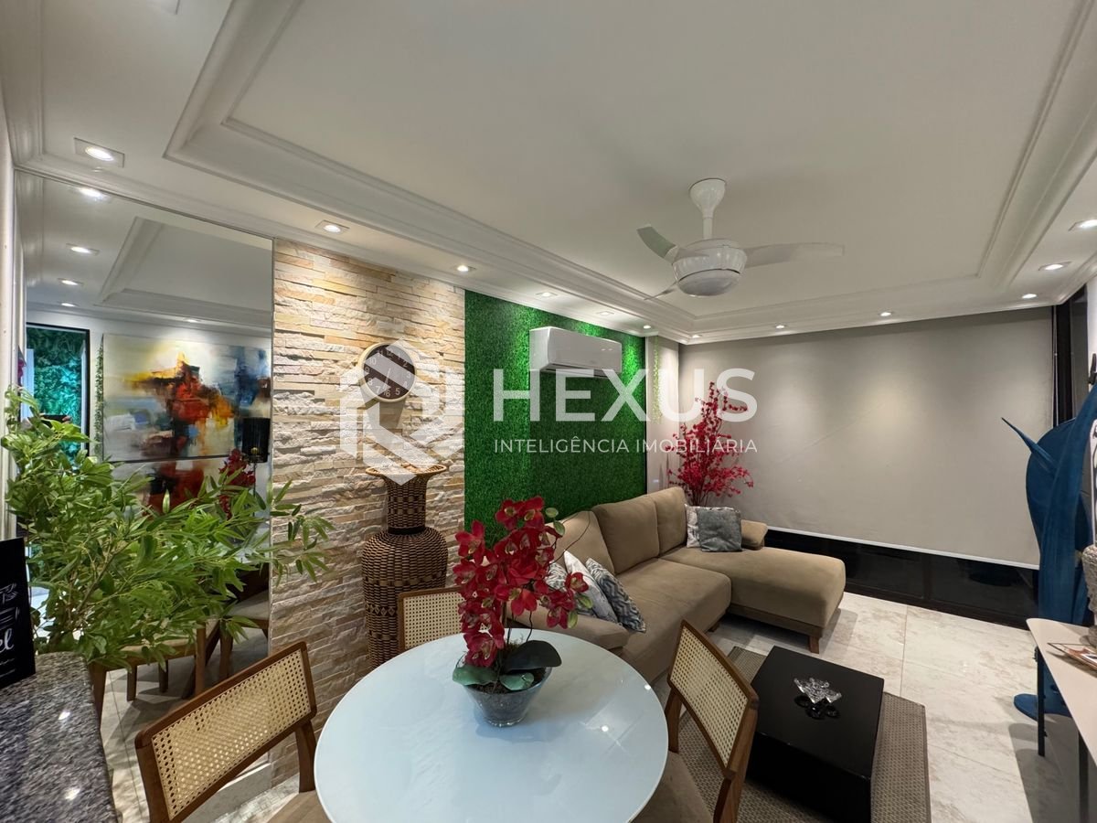 Foto 3 de Apartamento reformado com varanda e lazer a 450m da praia na Enseada, Guarujá
