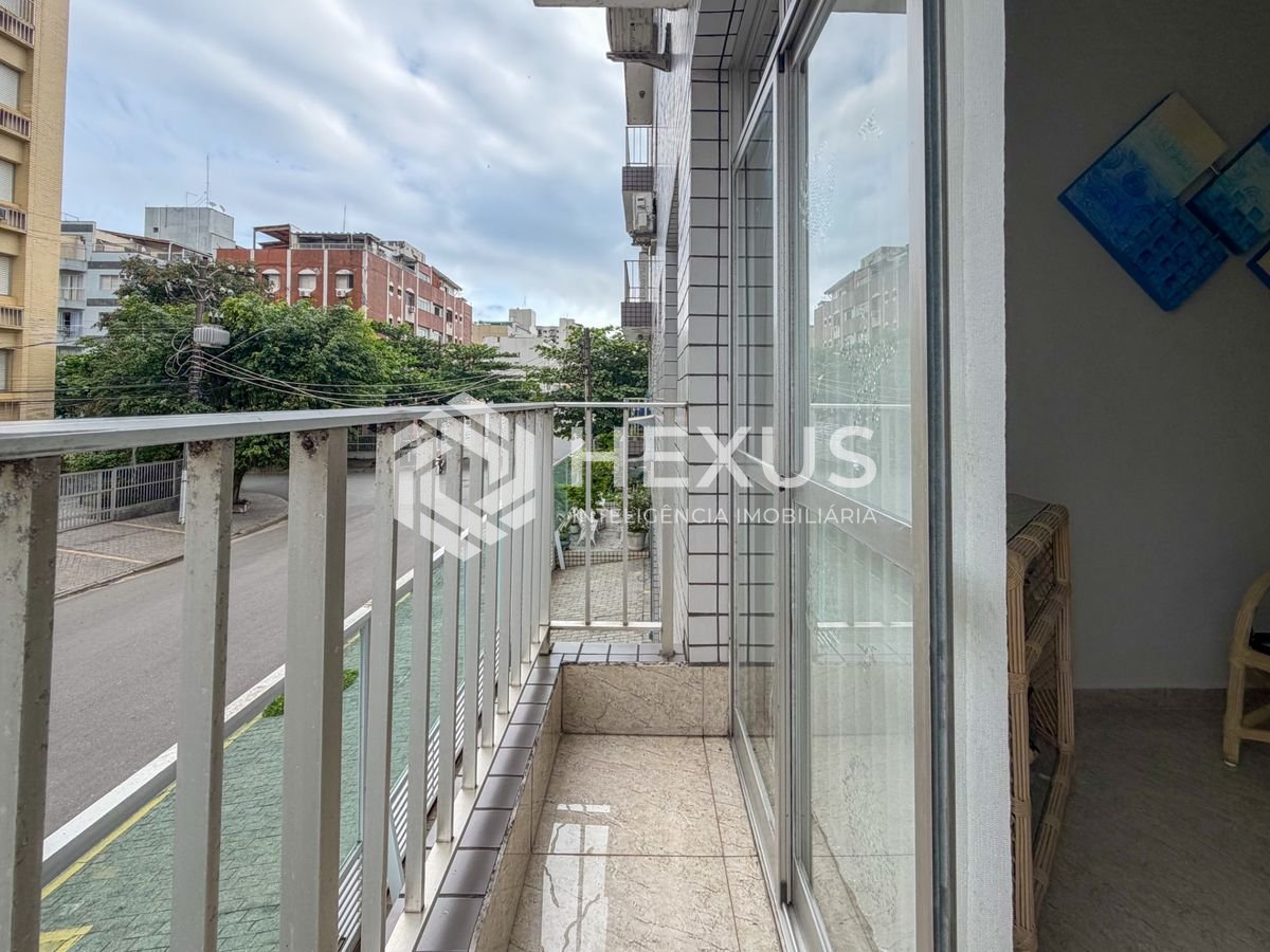 Foto 5 de Apartamento reformado com varanda a 600m da praia na Enseada, Guarujá