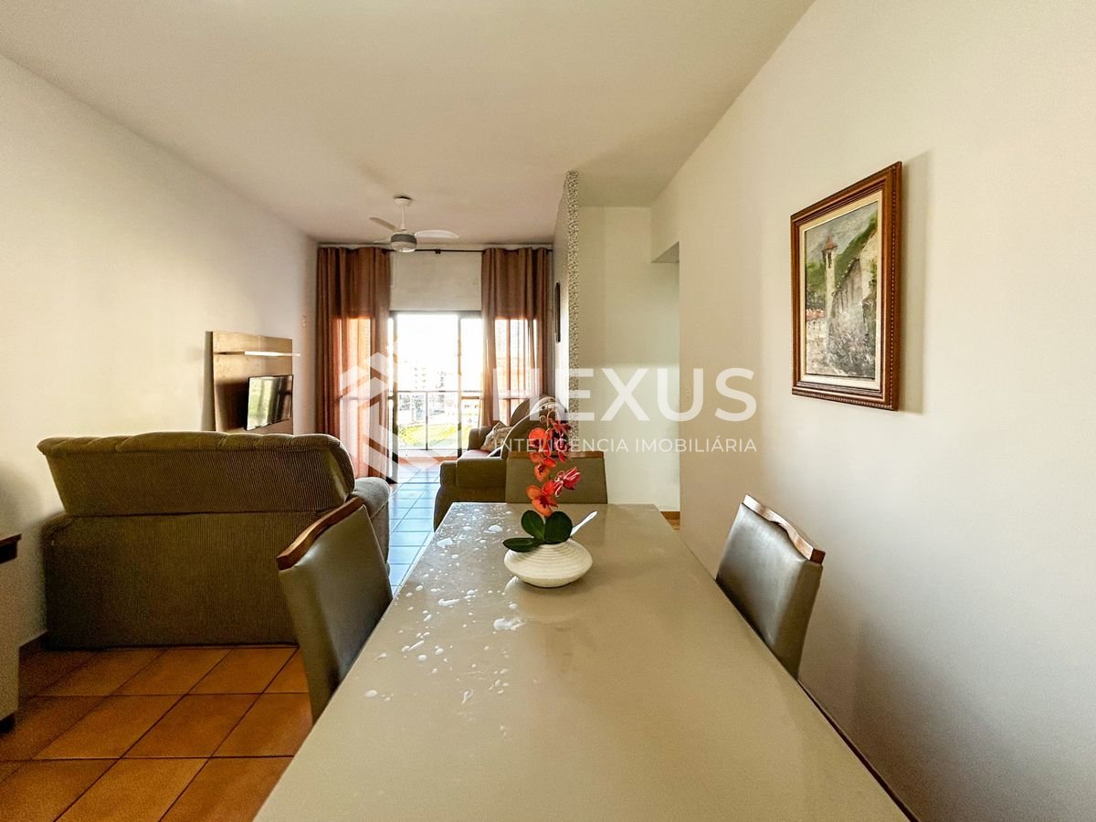 Foto 4 de Apartamento reformado com varanda a 500m da praia na Enseada, Guarujá