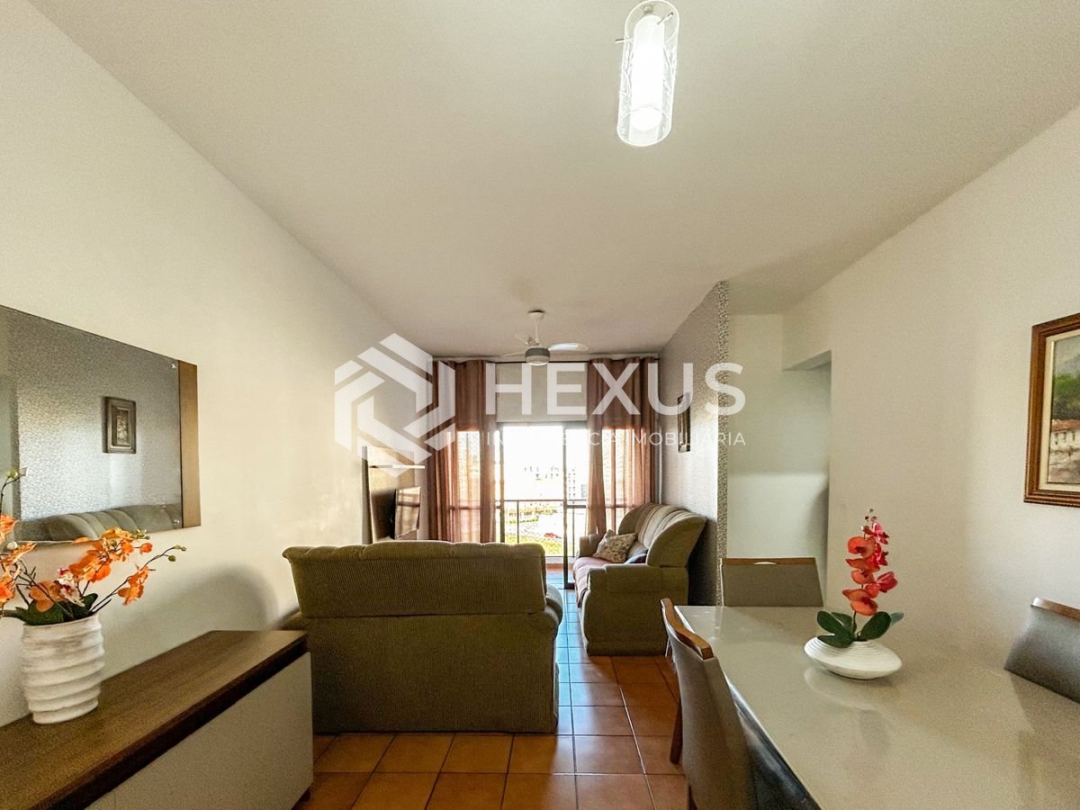 Foto 3 de Apartamento reformado com varanda a 500m da praia na Enseada, Guarujá
