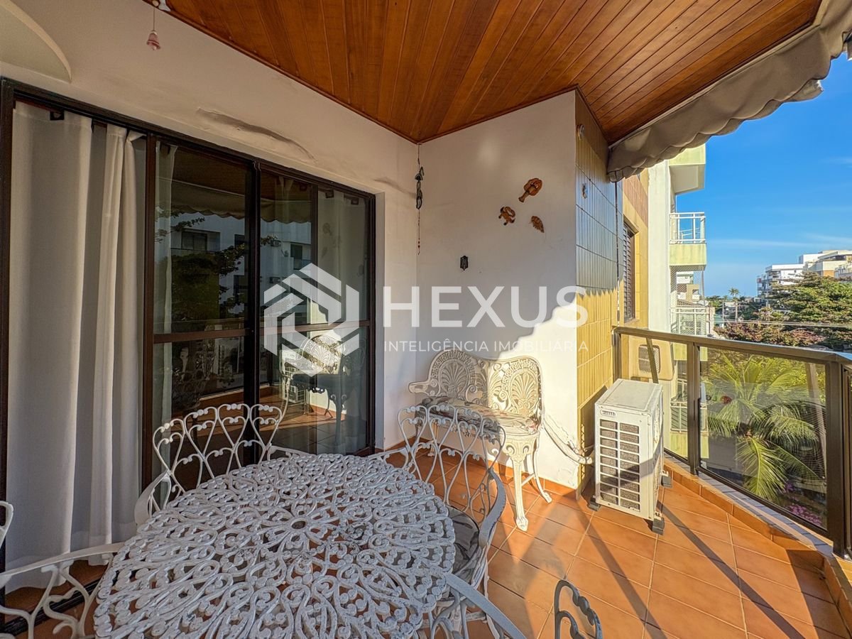 Foto 3 de Apartamento com varanda e lazer a 200m da praia na Enseada, Guarujá