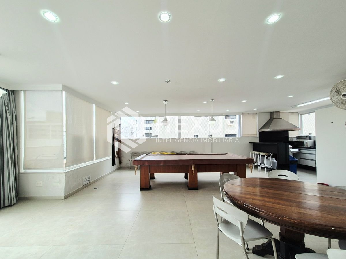 Foto 4 de Cobertura reformada com varanda gourmet e piscina a 400m da praia nas Pitangueiras, Guarujá