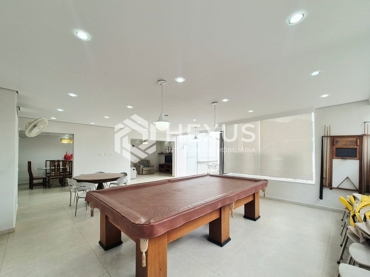 Foto 3 de Cobertura reformada com varanda gourmet e piscina a 400m da praia nas Pitangueiras, Guarujá