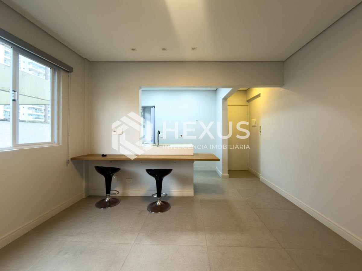 Foto 2 de Apartamento reformado a 300m da praia no Jardim Astúrias, Guarujá