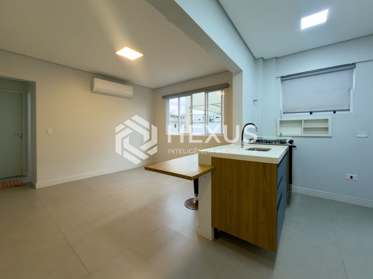 Apartamento reformado a 300m da praia no Jardim Astúrias, Guarujá