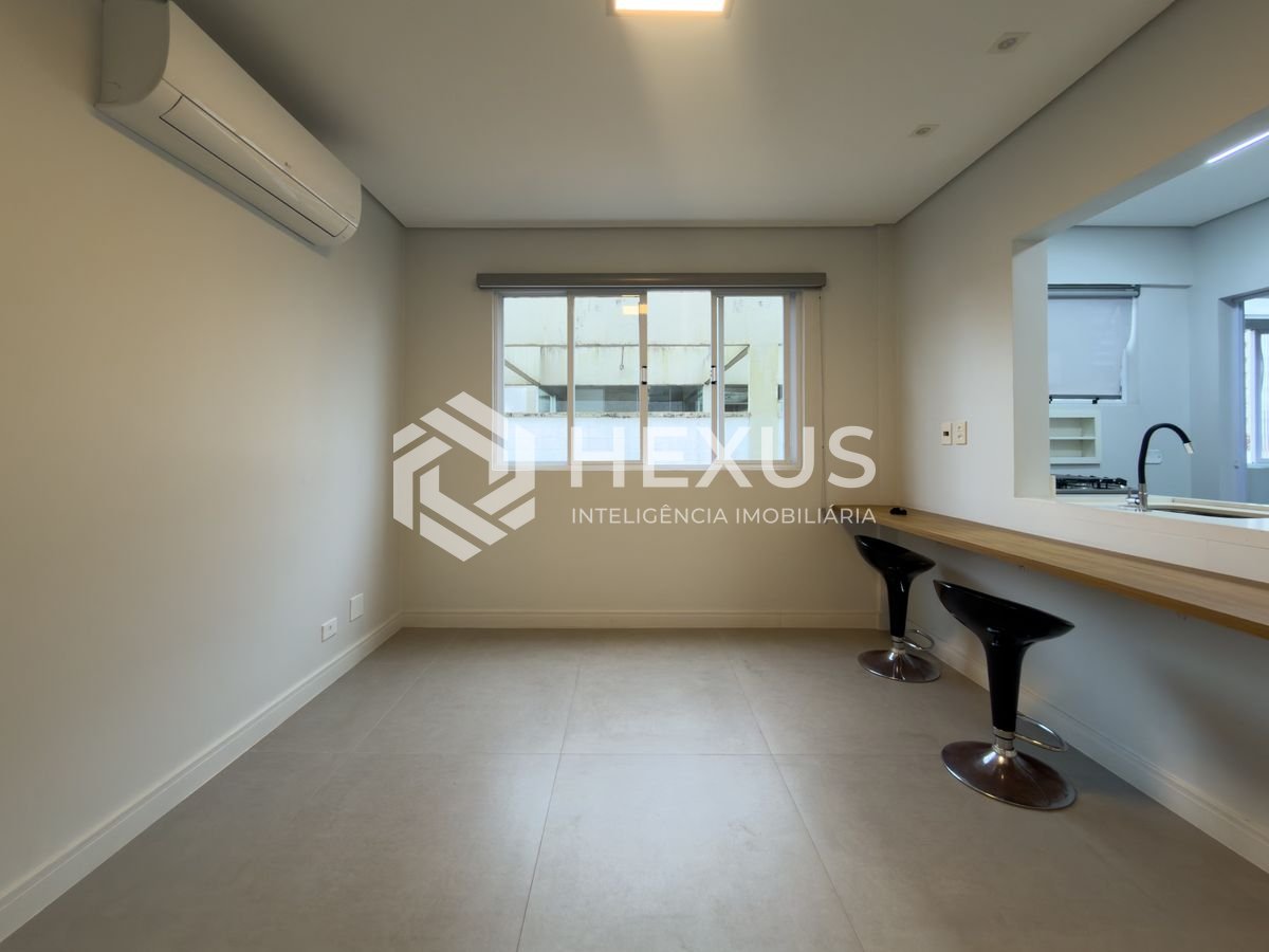 Foto 4 de Apartamento reformado a 300m da praia no Jardim Astúrias, Guarujá