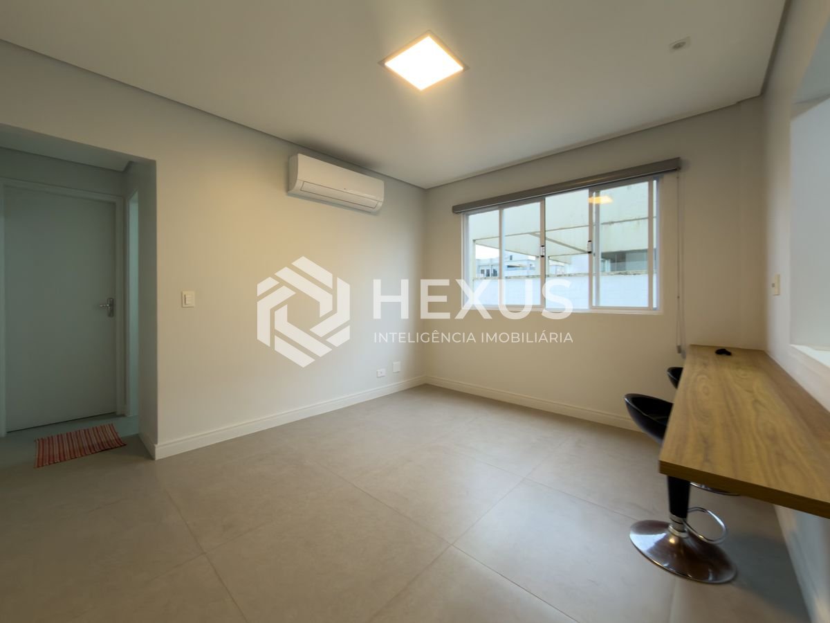 Foto 3 de Apartamento reformado a 300m da praia no Jardim Astúrias, Guarujá