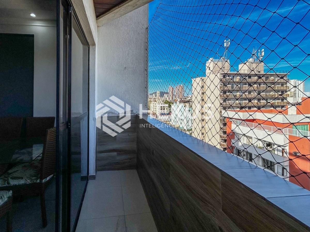 Foto 3 de Apartamento reformado com varanda vista mar e lazer a 600m da praia na Enseada, Guarujá