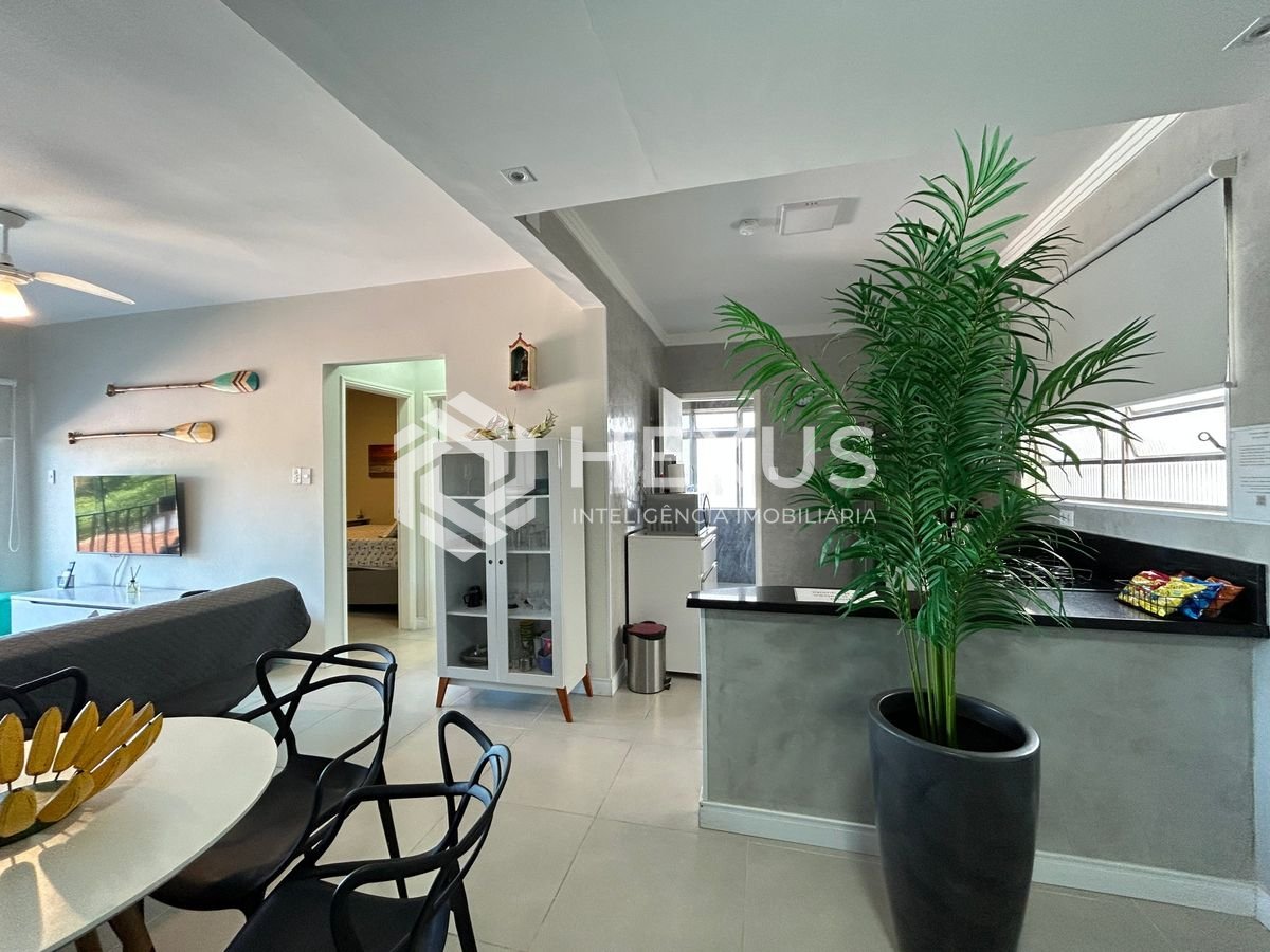 Foto 5 de Apartamento reformado com varanda vista mar e lazer a 250m da praia na região do Tortugas na Enseada, Guarujá