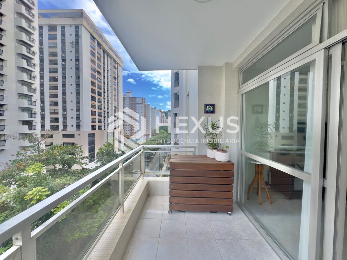 Foto 3 de Apartamento reformado com varanda a 180m da praia nas Pitangueiras, Guarujá