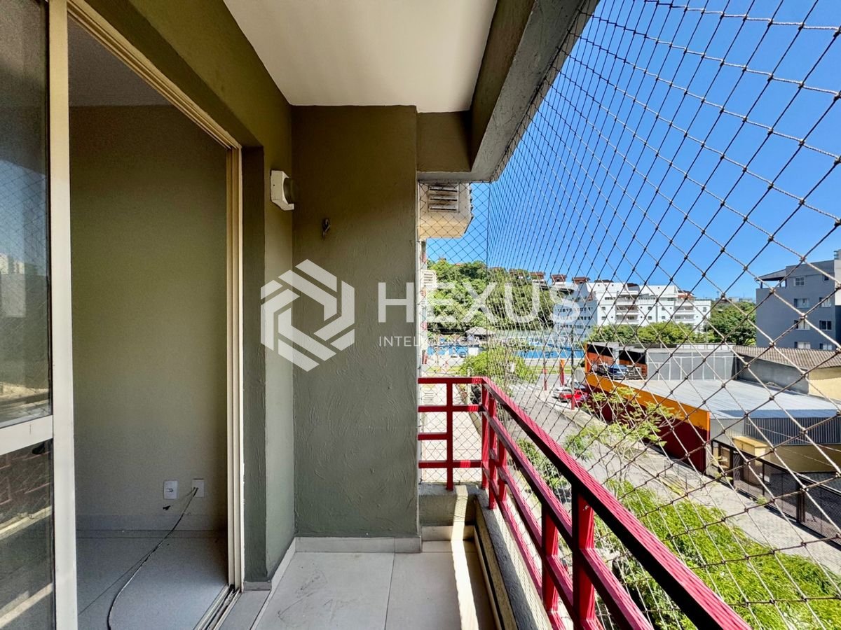 Foto 2 de Apartamento reformado com varanda e lazer a 500m da praia na Enseada, Guarujá