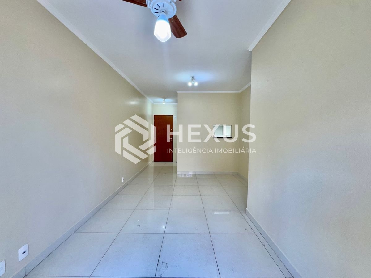 Foto 3 de Apartamento reformado com varanda e lazer a 500m da praia na Enseada, Guarujá