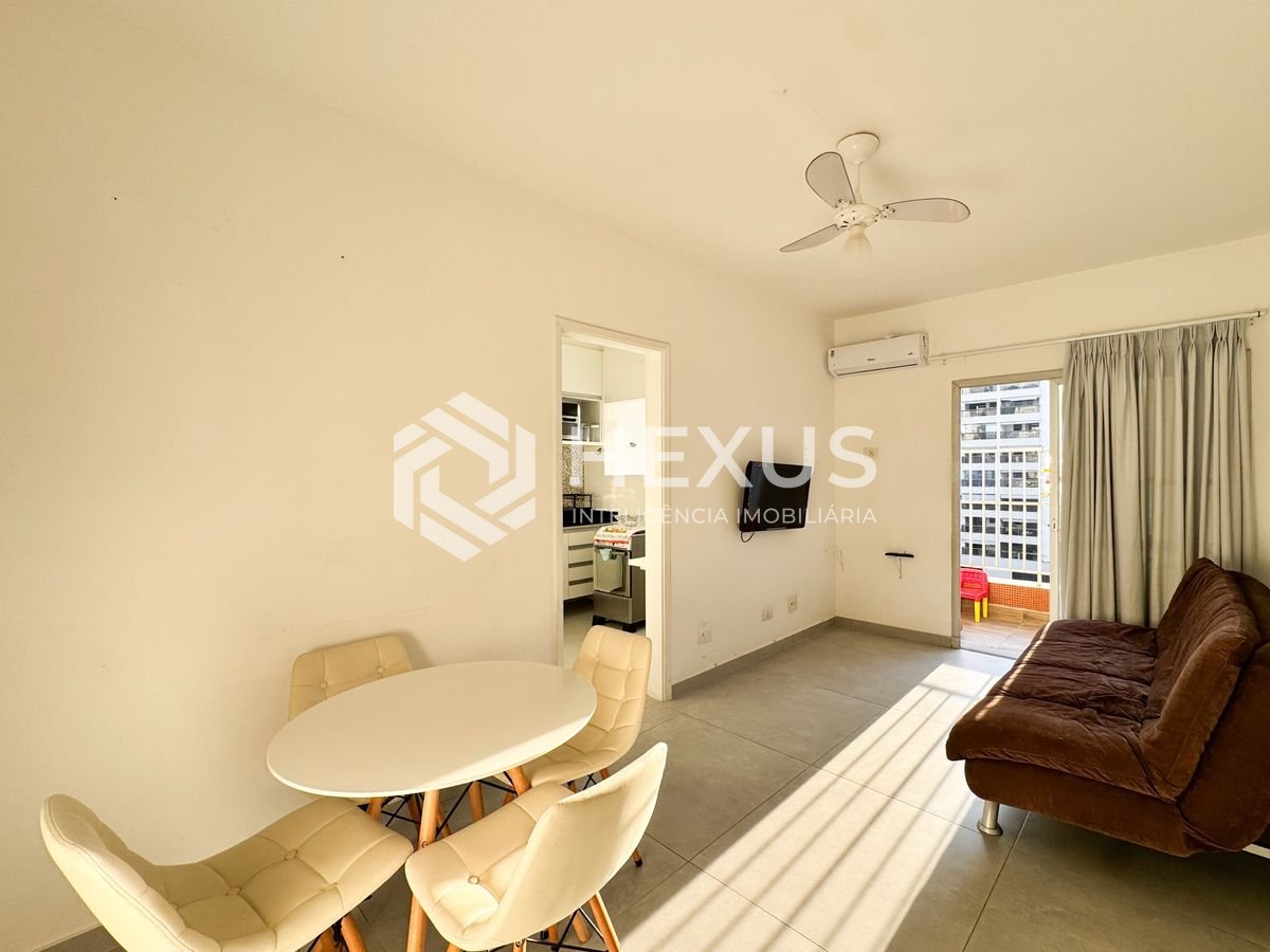 Foto 2 de Apartamento com varanda a 2 quadras da praia nas Pitangueiras, Guarujá