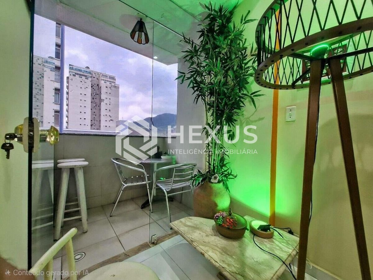 Foto 3 de Apartamento reformado com varanda a 1 quadra da praia nas Pitangueiras, Guarujá