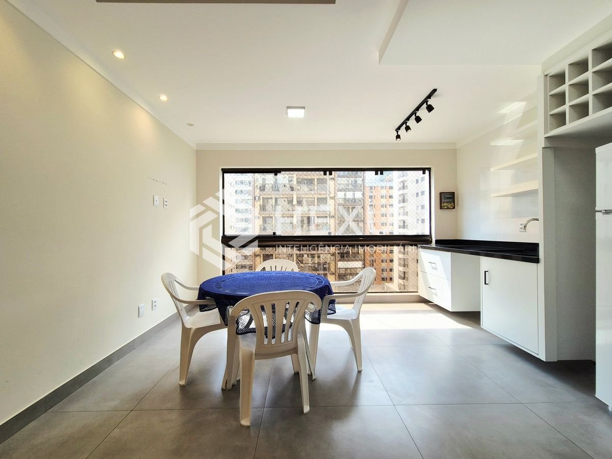 Foto 4 de Apartamento reformado com varanda a 1 quadra da praia nas Pitangueiras, Guarujá