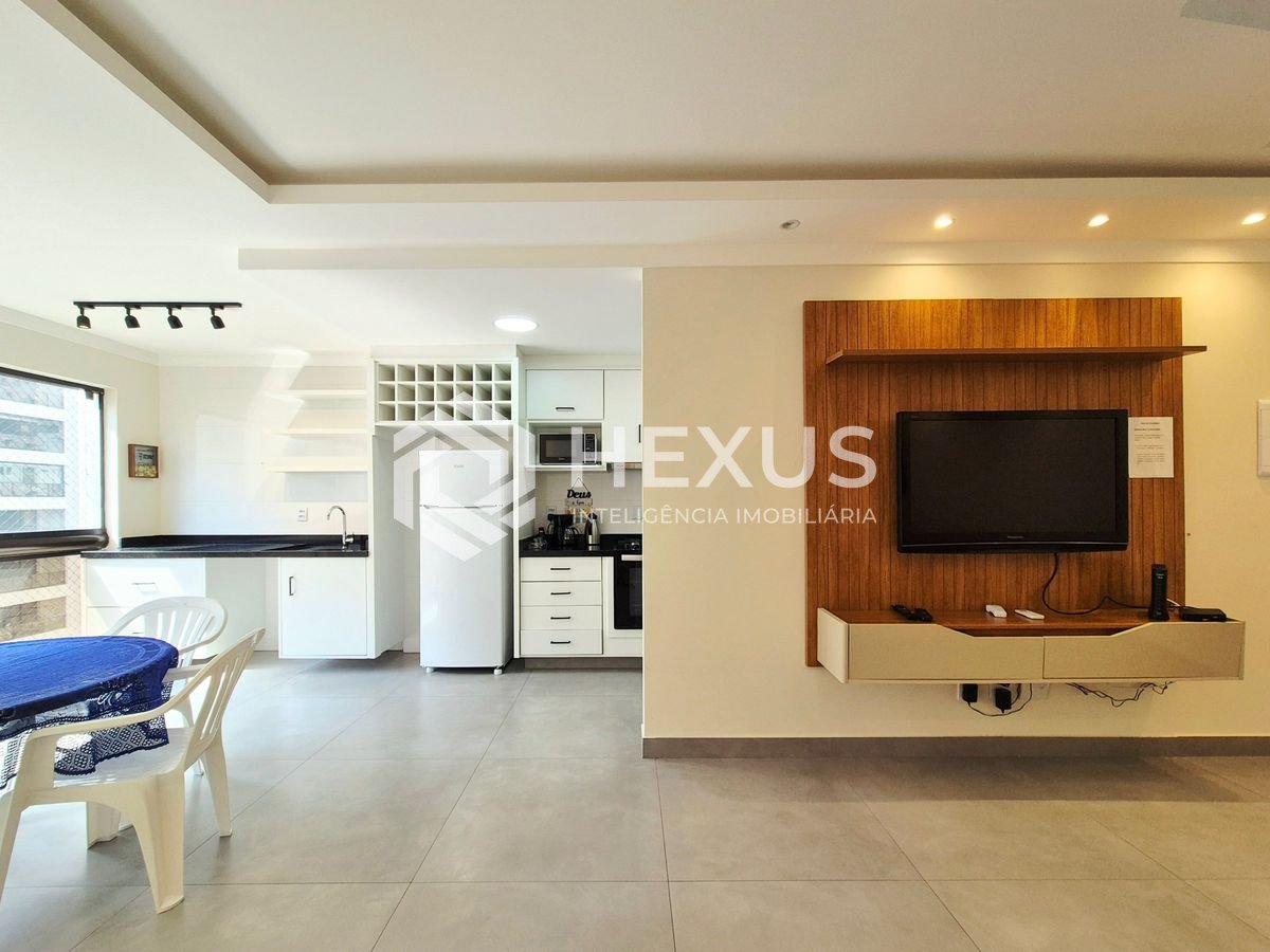 Foto 3 de Apartamento reformado com varanda a 1 quadra da praia nas Pitangueiras, Guarujá