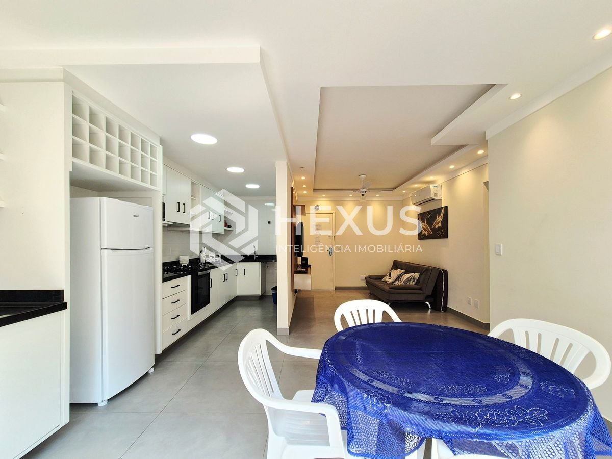Foto 5 de Apartamento reformado com varanda a 1 quadra da praia nas Pitangueiras, Guarujá