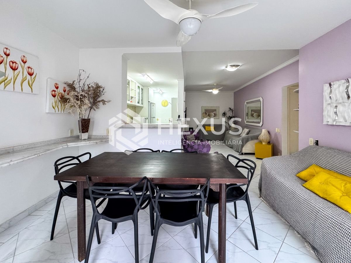 Foto 4 de Apartamento reformado com varanda e lazer a 100m da praia na região do Maluf nas Pitangueiras, Guarujá
